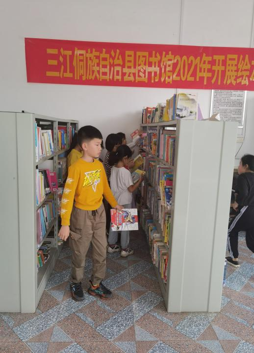 学生在挑选自己喜欢的绘本.png