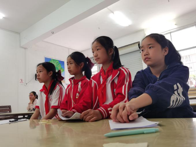 几位女同学在认真的听老师讲课.png