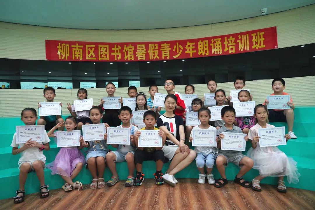 李薇老师为同学们颁发培训证书.jpg