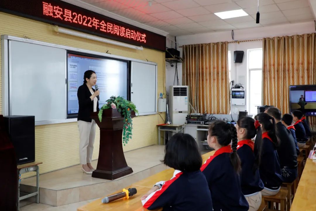 4月25日，在融安县2022年“绿书签行动”进校园暨全民阅读启动仪式现场，县委常委、宣传部部长李宛潞作讲话。（杨雯静 摄）.jpg