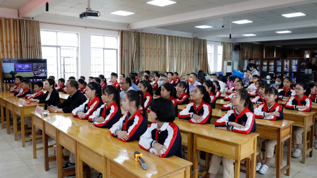 4月25日，在融安县第二实验小学拍摄的融安县2022年“绿书签行动”进校园暨全民阅读启动仪式现场。02（杨雯静 摄）.jpg