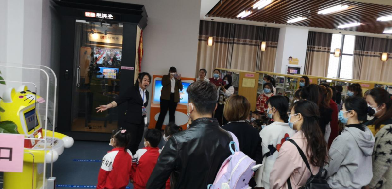 图书馆工作人员带领小朋友和家长们参观图书馆.png