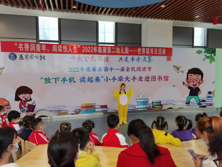 小朋友伴随着摇头晃脑的可爱动作分享故事.png