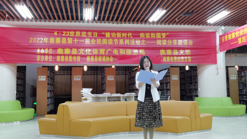 朗诵爱好者正在抒情的进行朗诵着.png