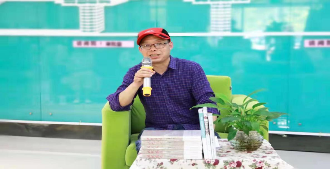马昌华老师做读书分享.png