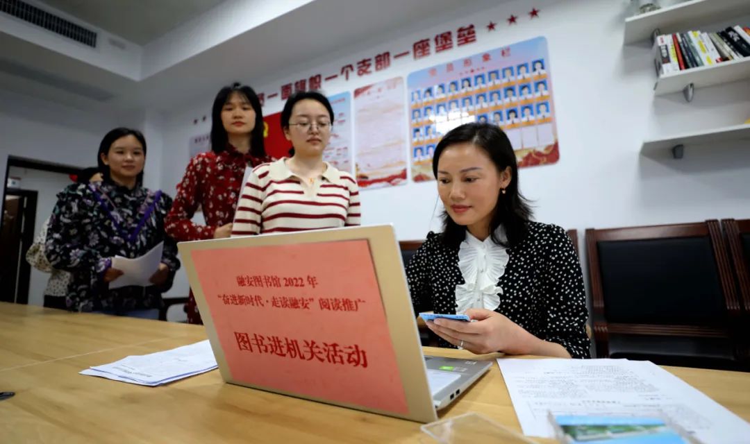 5月7日，在融安县委宣传部，县图书馆工作人员（右）在办理借书证。（覃庆和  摄）.jpg