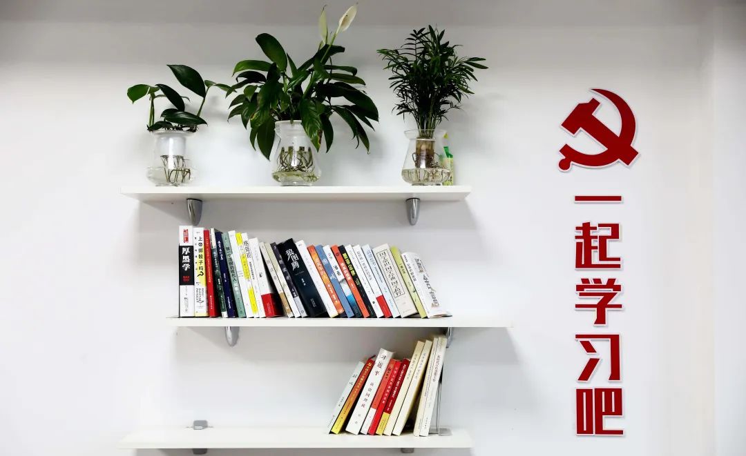 5月7日，在融安县委宣传部拍摄的图书阅览室一角。（覃庆和  摄）.jpg
