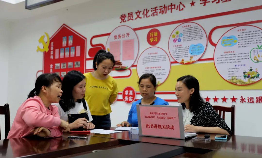 5月7日，在融安县应急管理局，县图书馆工作人员（右一）解答办理借书证咨询。（覃庆和  摄）.jpg