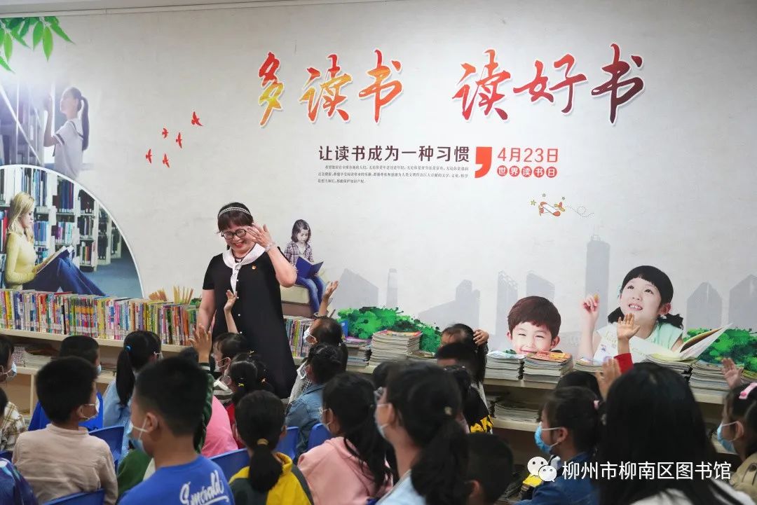 “柳州市阅读标兵”吴蓉给小读者们上航天主题阅读课.jpg