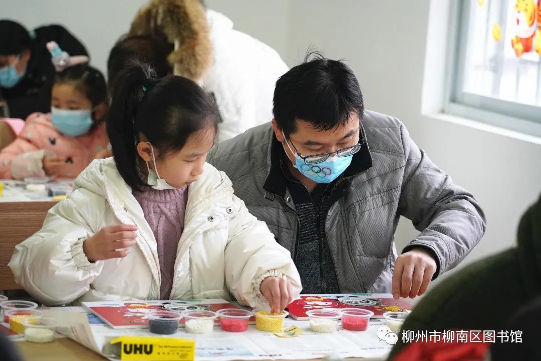 用五谷杂粮粘、贴、拼形成图画.jpg