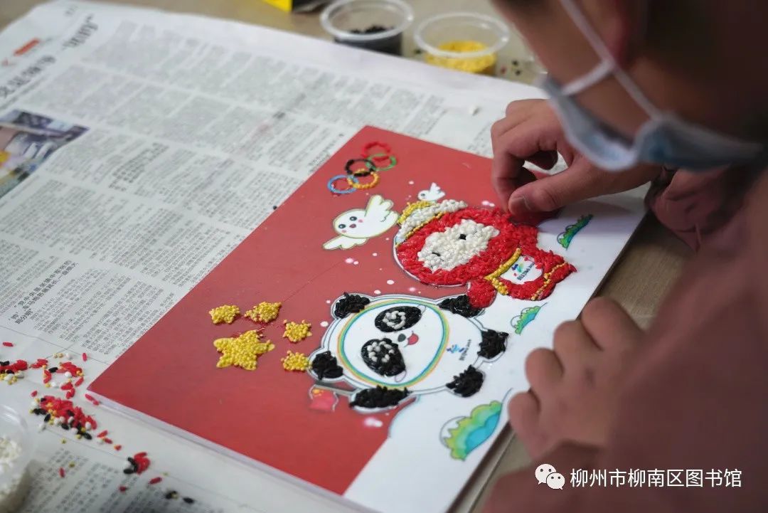 芬芳创作过程也是在提高审美情趣充满立体感的五谷画即将完成大功告成