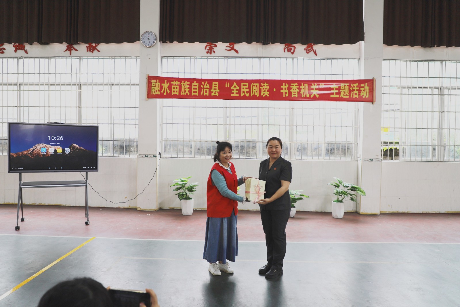 图书馆赠送家风家教书籍0.jpg
