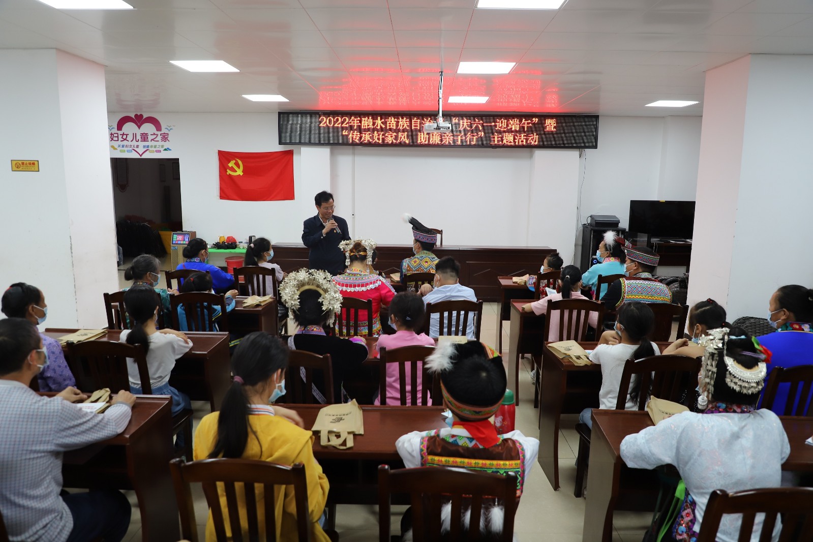 2.县纪委常委、监委委员龙林智作“清廉好家风”主题宣讲0.jpg