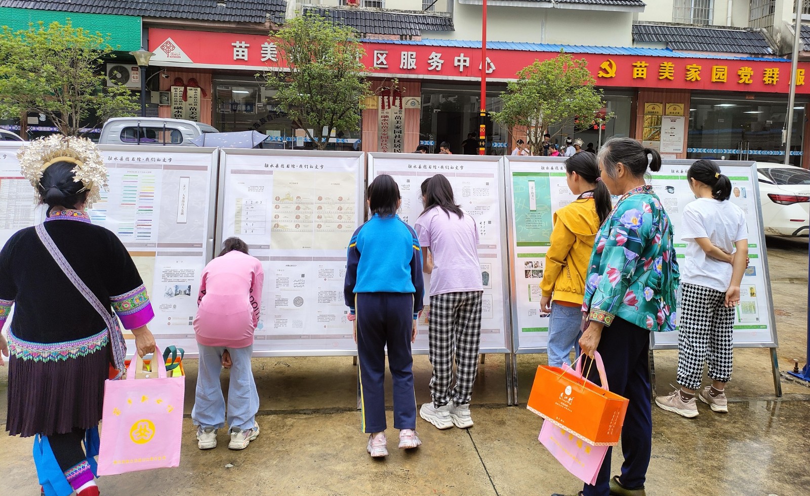 12.观看“我们的文字”展览0.jpg