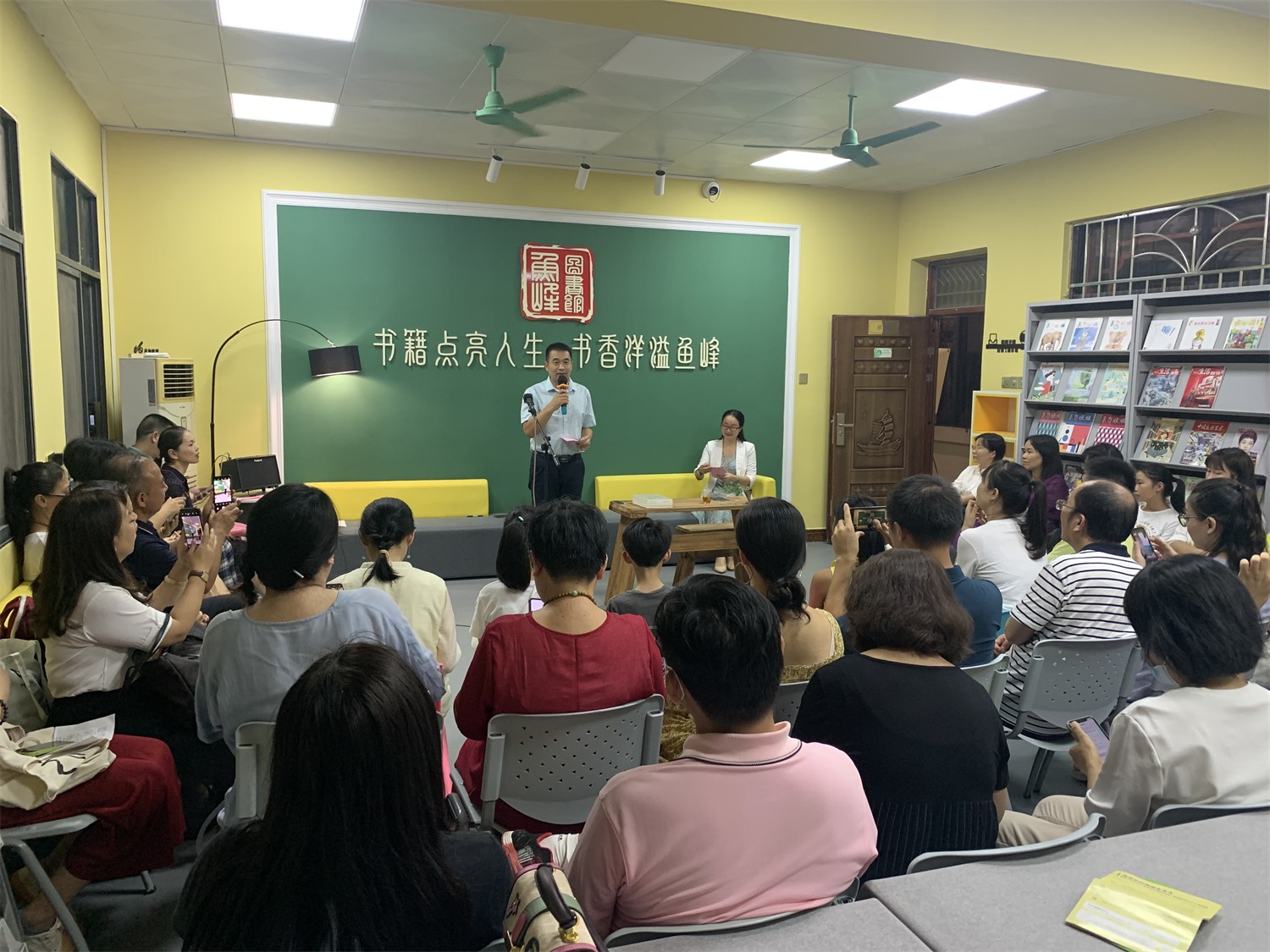 读者朗诵.jpg