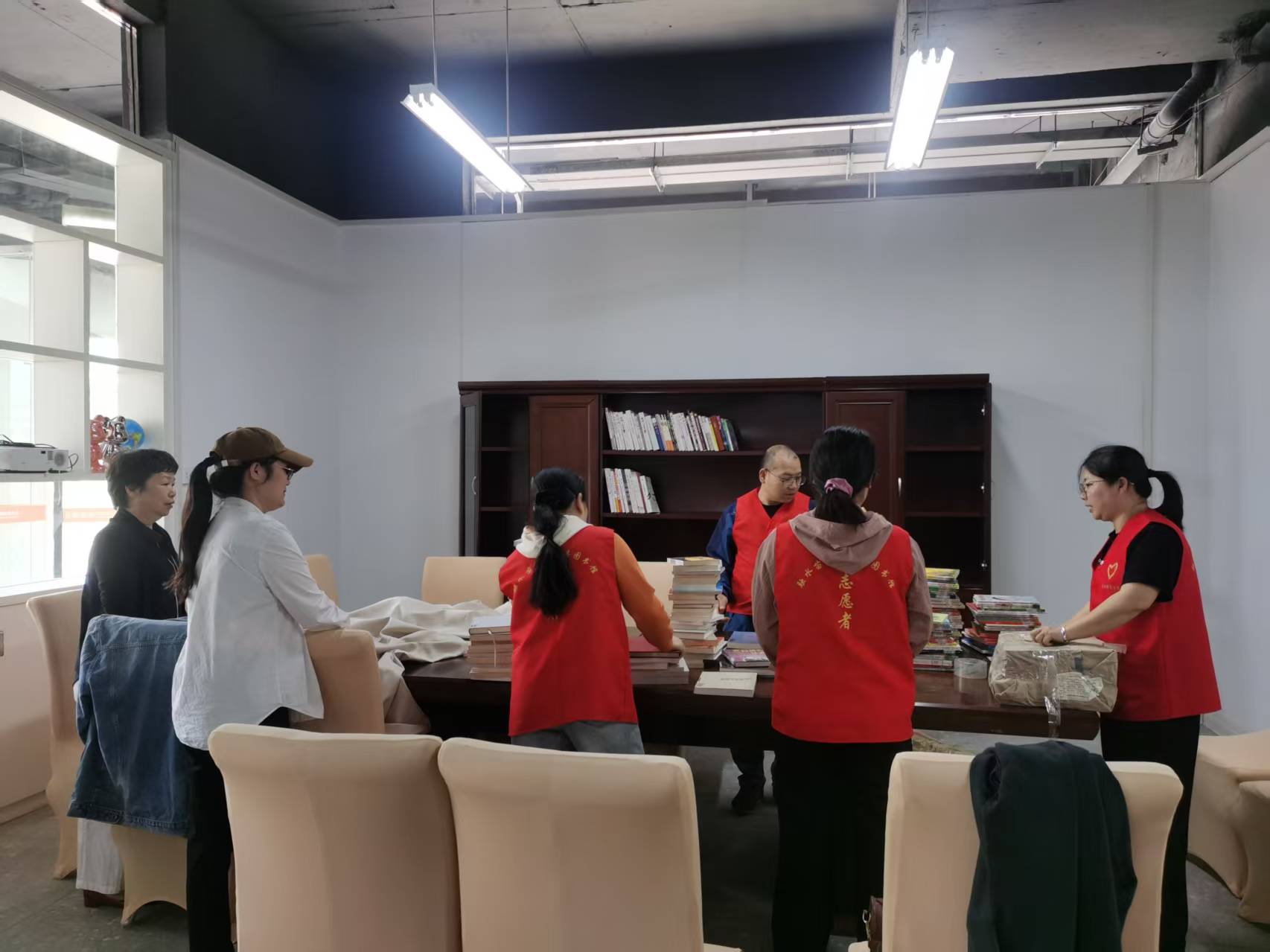 服务宣传周馆外服务点赠送图书.jpg