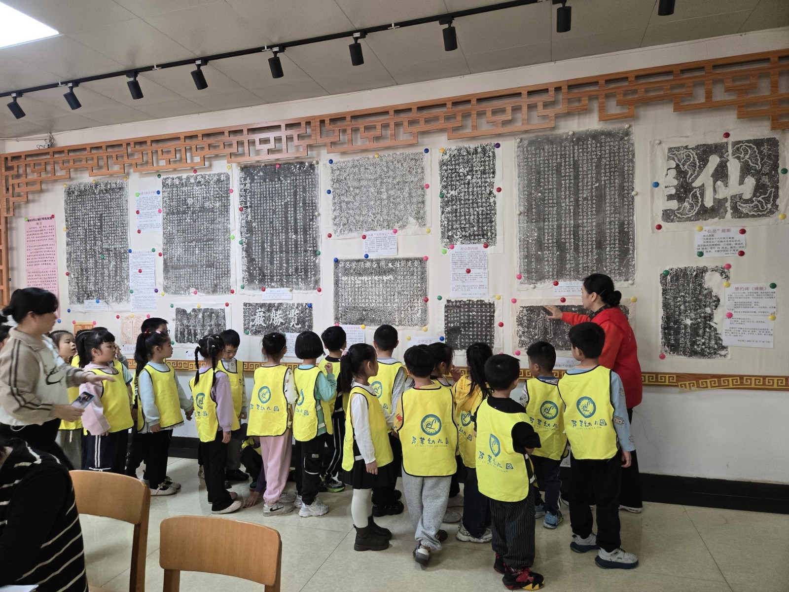 幼儿园走进图书馆2_1.jpg
