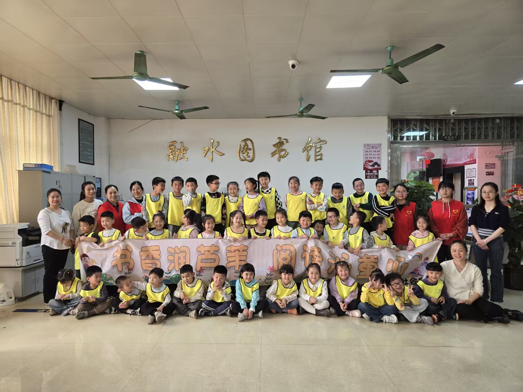 幼儿园走进图书馆1.jpg